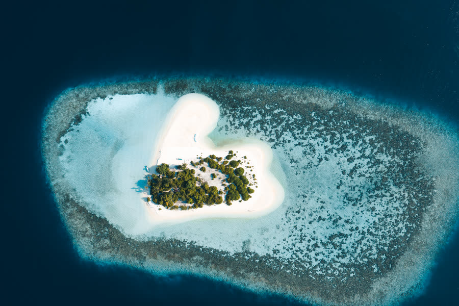 South Ari: an island inside its own lagoon