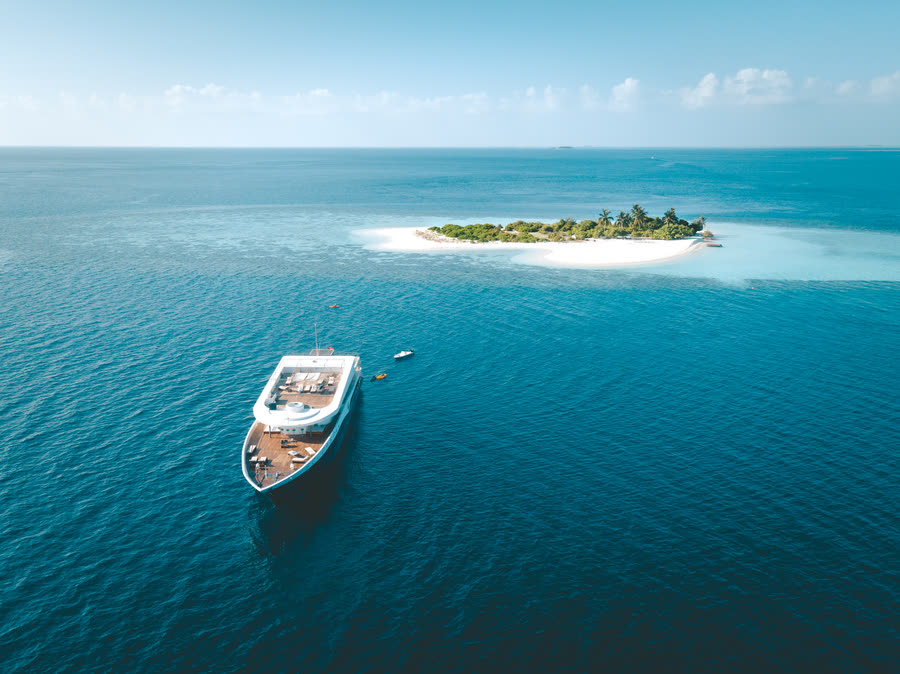 A single island, a single yacht
